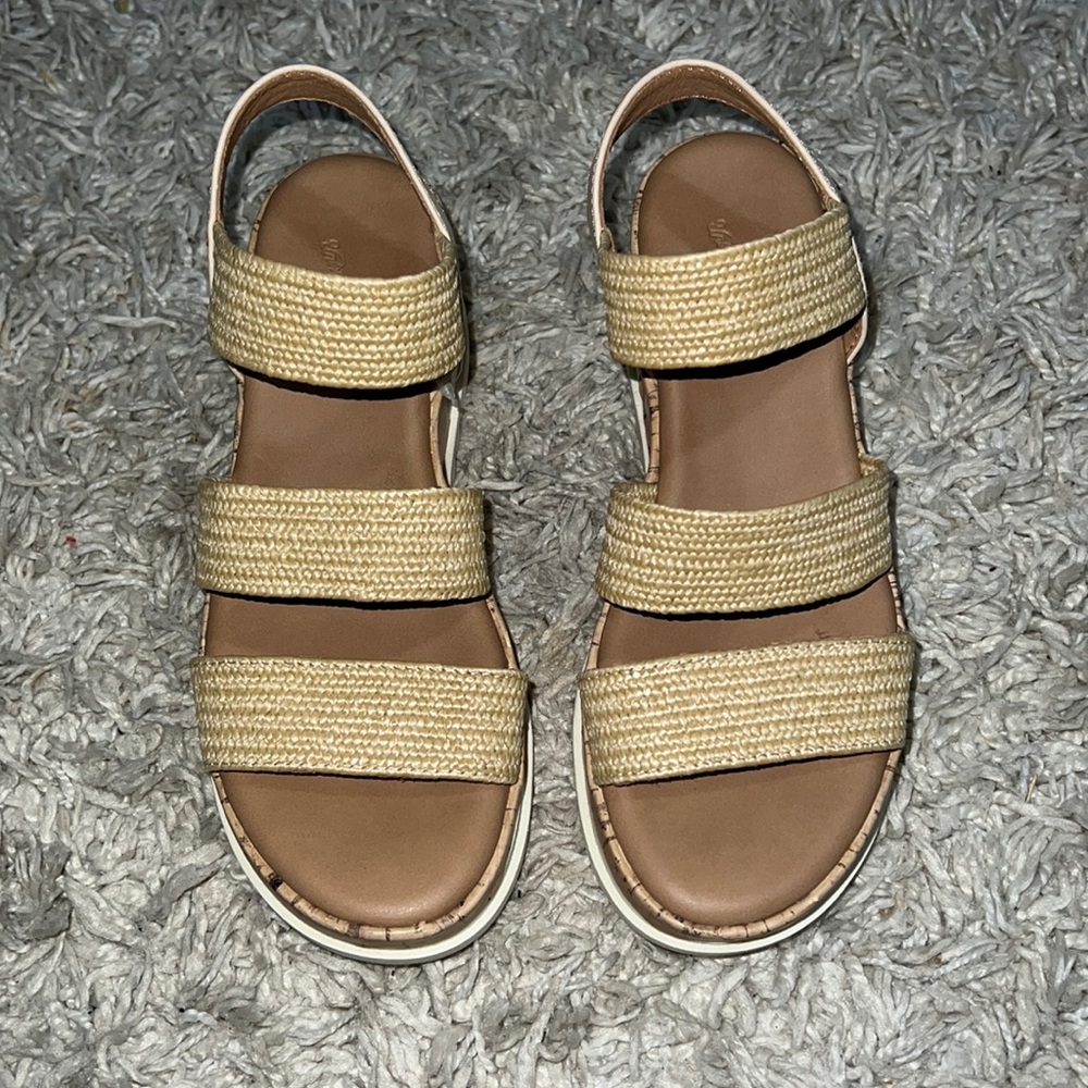 Universal thread Chunky Sandals